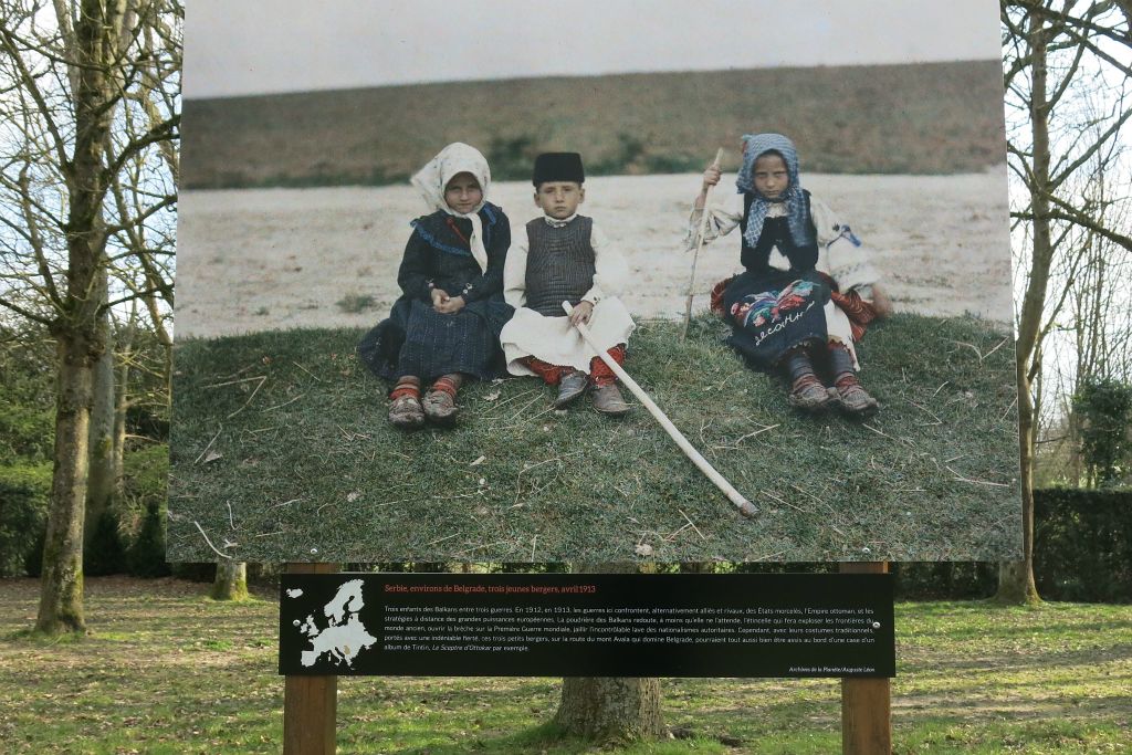 Trois jeunes bergers en Serbie, en avril 1913